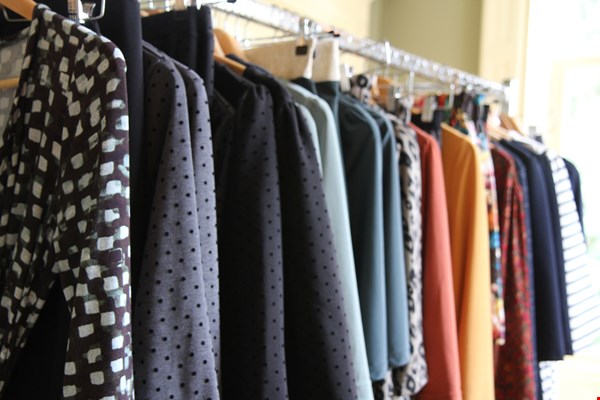 In het atelier valt meteen op dat Marjolein geen saai gekleurde kantoorkleding maakt! In het atelier valt meteen op dat Marjolein geen saai gekleurde kantoorkleding maakt!